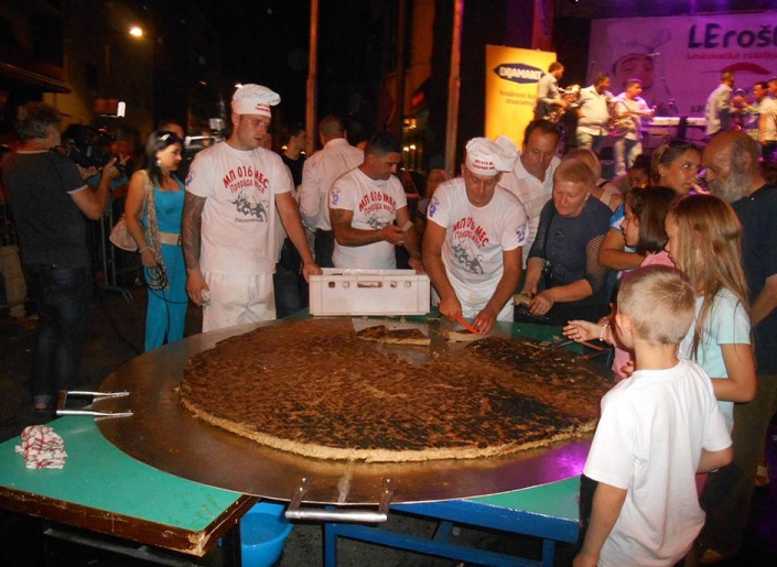 Приготовление самой большой котлеты в мире на фестивале в Сербии