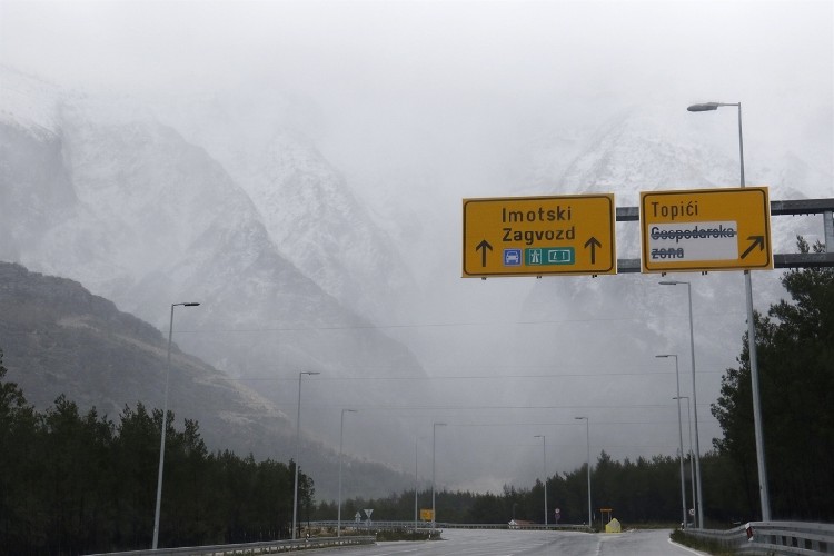 Апрельский снегопад в горах Биоково