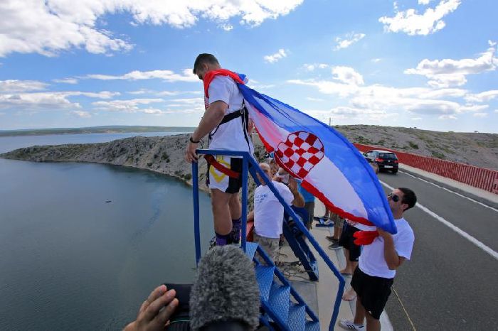 Банджи-джампинг в Задаре по случаю вступления Хорватии в ЕС