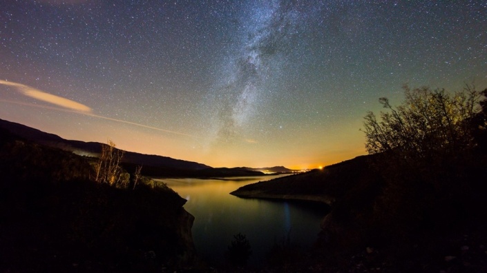 Звездное небо над Перучанским водохранилищем в Хорватии. Фото: Dalmacijanews.hr, Marko Lovrić Перучанское водохранилище в разное время суток