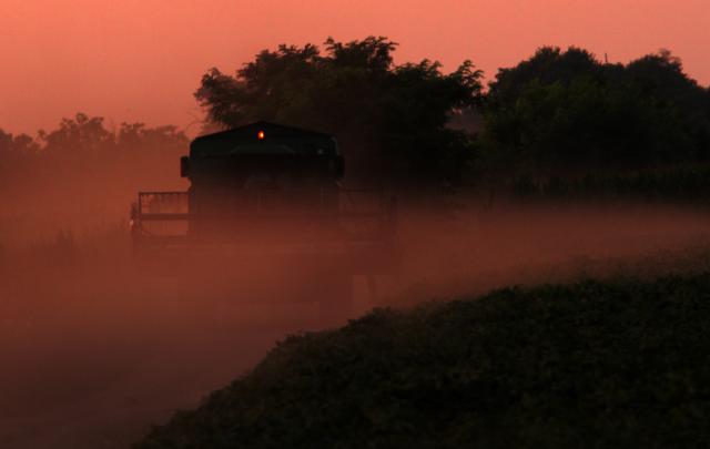 Ночной сбор урожая пшеницы