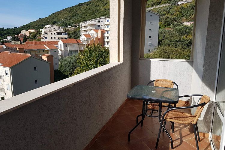 Недорогая трехкомнатная квартира в видом на море в Петроваце, Черногория