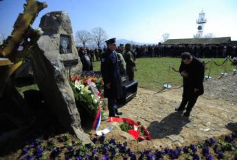 Возложение венков к памятнику жертв НАТО бомбардировки