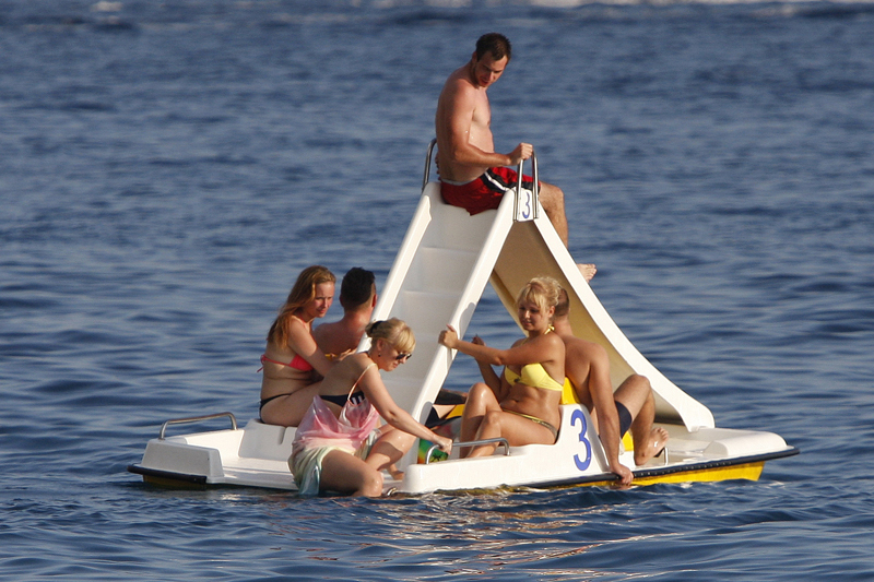 Туристы на пляже в городе Макарска