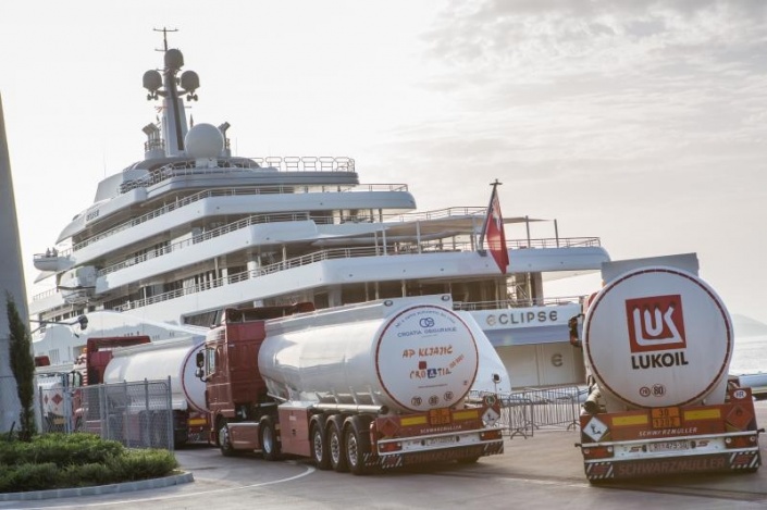 Яхта Eclipse в порту Дубровника на заправке