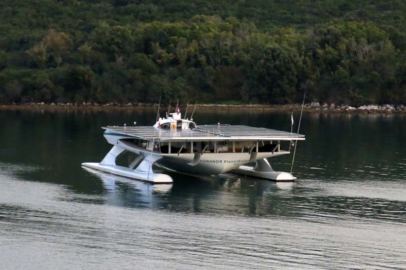 Яхта на солнечных батареях вблизи Пулы