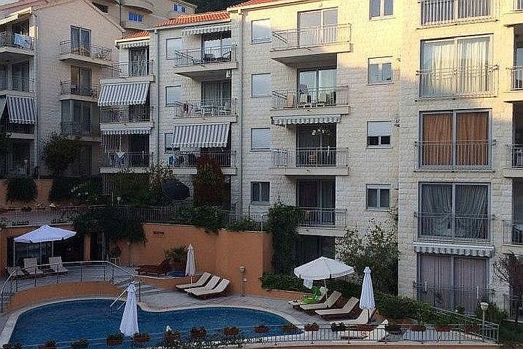 Четырехкомнатная квартира в комплексе с бассейном в Петроваце, Черногория