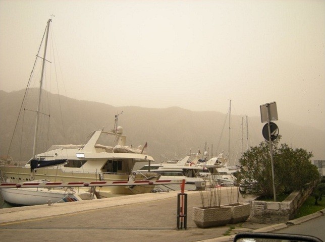 Песчаный дождь на побережье Черногории в марте 2016 г. 