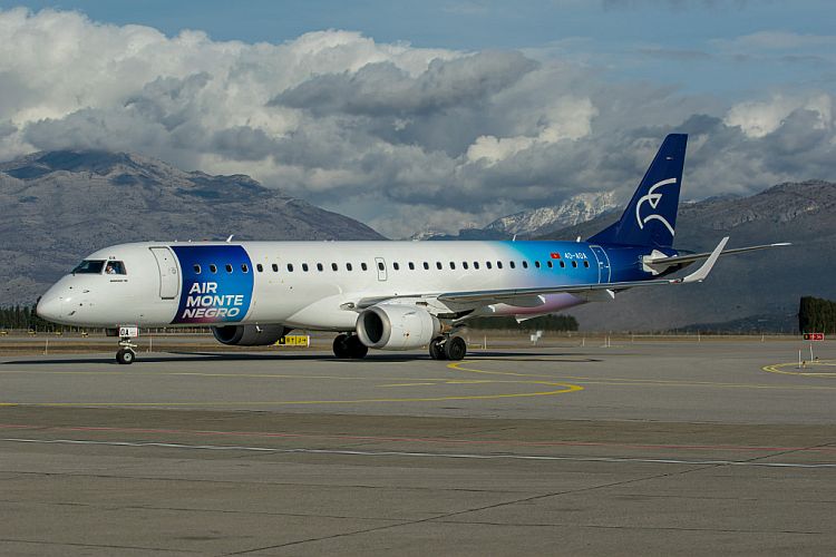 Самолет авиакомпании Air Montenegro. Фото: Airmontenegro.com