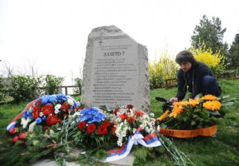 Возложение венков к памятнику погибшим сотрудникам телецентра в Белграде