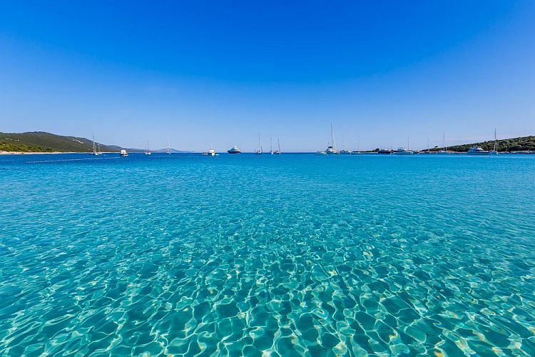 Пляж "Сакарун" на острове Дуги-Оток в июле 2016 г. 