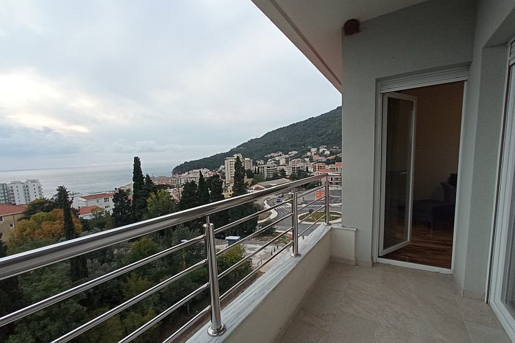 Трехкомнатная квартира с панорамным видом на море в Петроваце, Черногория