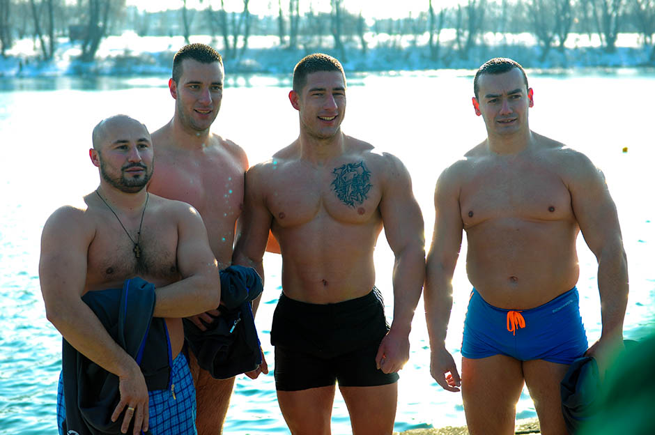 Заплыв за Богоявленским крестом в Белграде в январе 2016 г.