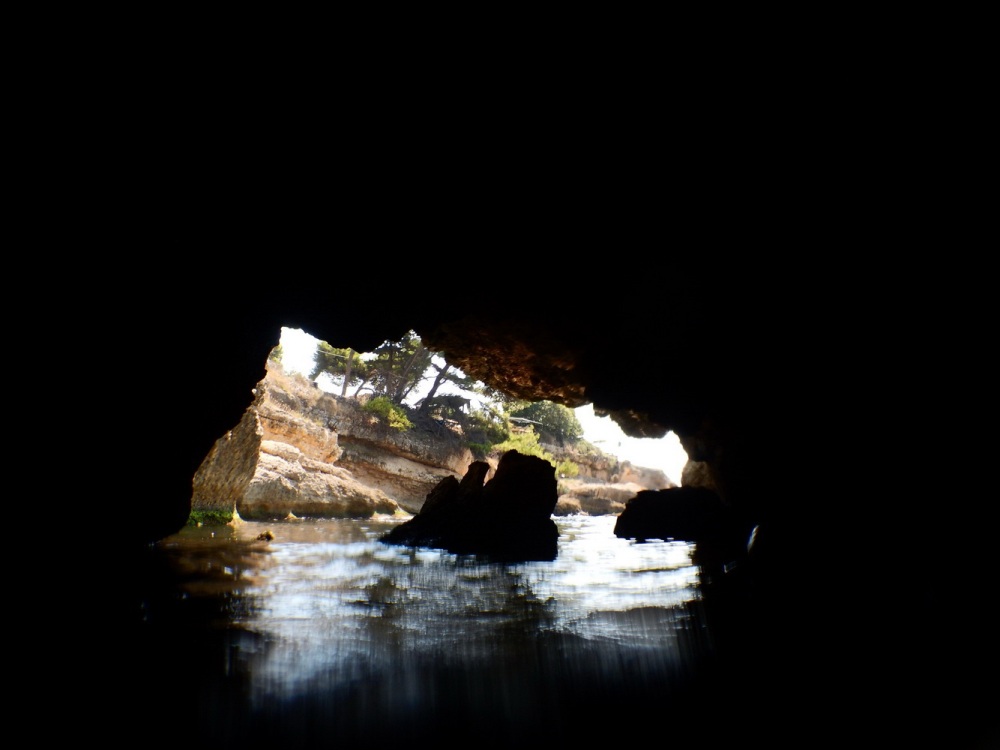 Морские пещеры рядом с городом Улцинь
