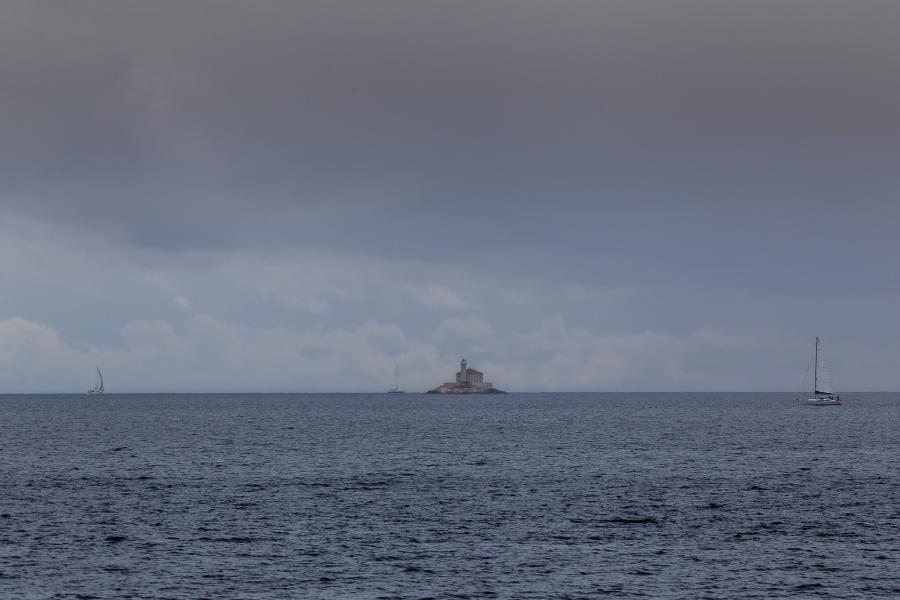 Маяк Муло у входа в акваторию Рогозницы