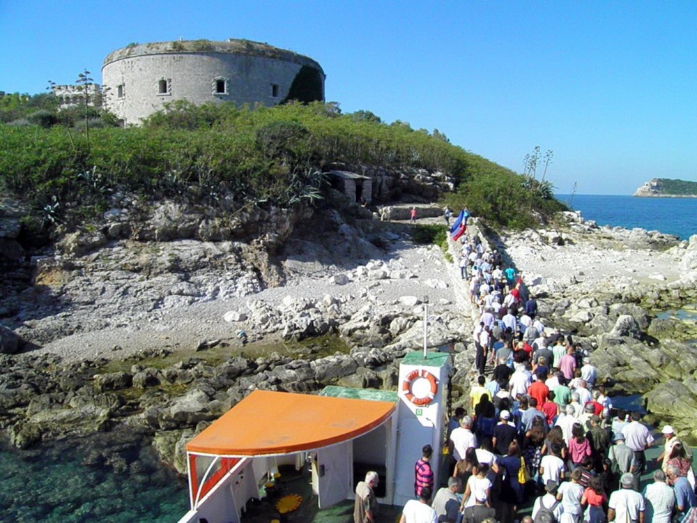 Остров Ластавица с крепостью Мамула в Черногории