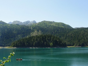 Черное озеро в национальном парке 