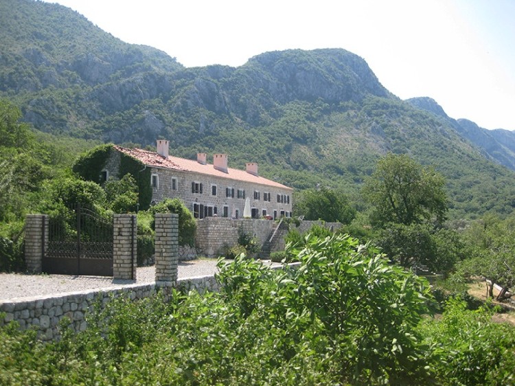 Дом в Черногории, над Свети-Стефаном