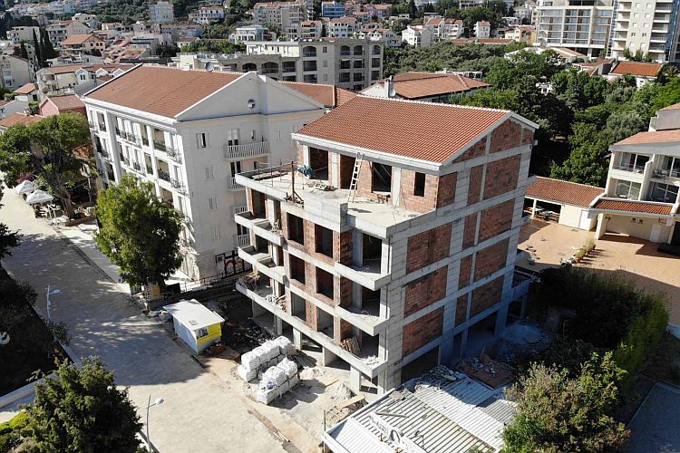 Двухкомнатная квартира в новостройке на первой линии в Петроваце, Черногория