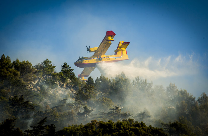 Тушение пожара у хорватского поселка Перкович. Фото: Jutarnji.hr, Nikolina Vukovic Stipanicev, CROPIX Тушение пожара в хорватском поселке Перкович