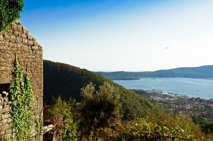 Вид на Бока-Которскую бухту из поселка Горнья-Ластва. Фото: Montenegro.travel
