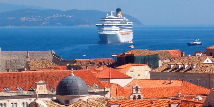 Прибытие круизного лайнера в Дубровник. Фото: Dubrovnik-port.com