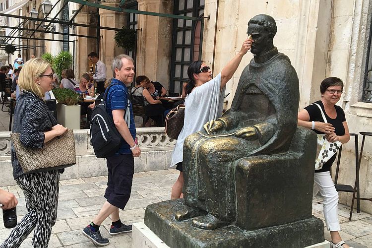 Очередь к памятнику хорватскому драматургу за удачей