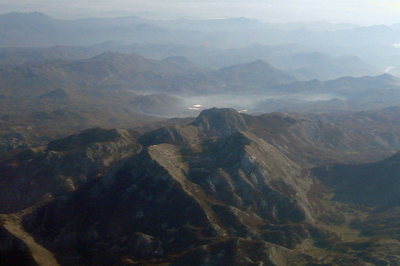 Вид на Бока-Которску с правого борта самолета
