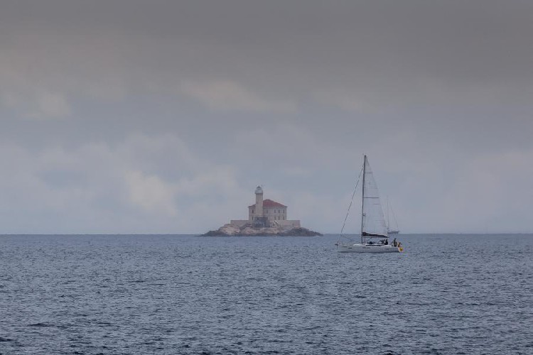 Маяк Муло у входа в акваторию Рогозницы