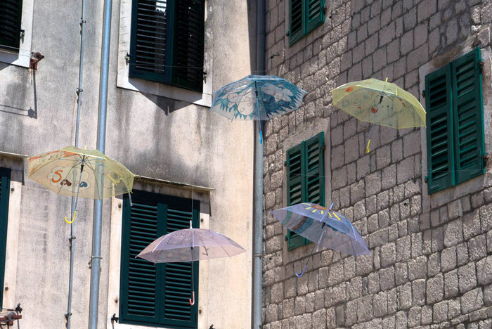 Карнавальные зонтики на улицах Старого города