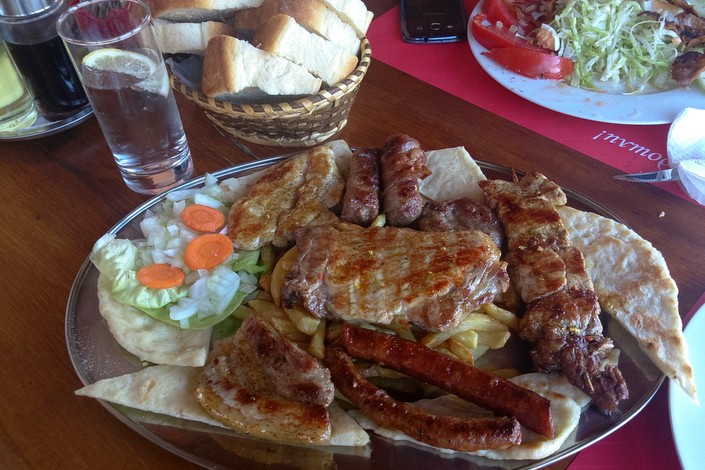 "Мешано месо" - тарелка с различными видами мяса. Фото: А.Новикова, BalkanPro.ru