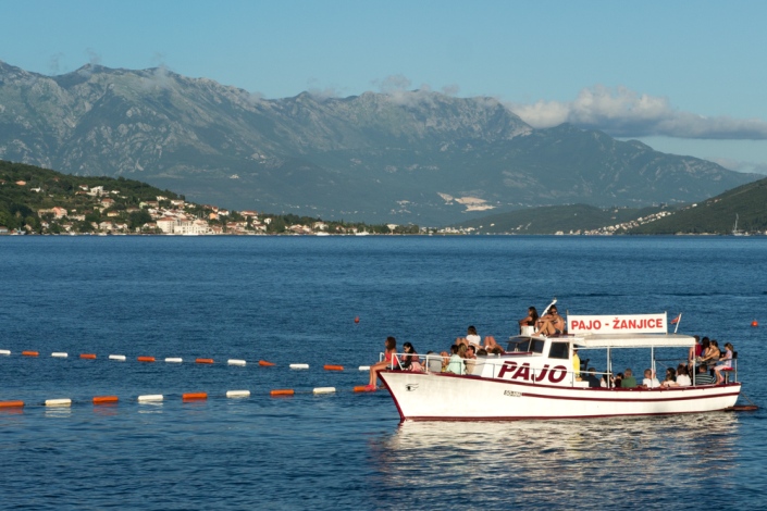 Туристический корабль в Бока-Которской бухте в Черногории. Фото: А. Новикова, BalkanPro.ru 
