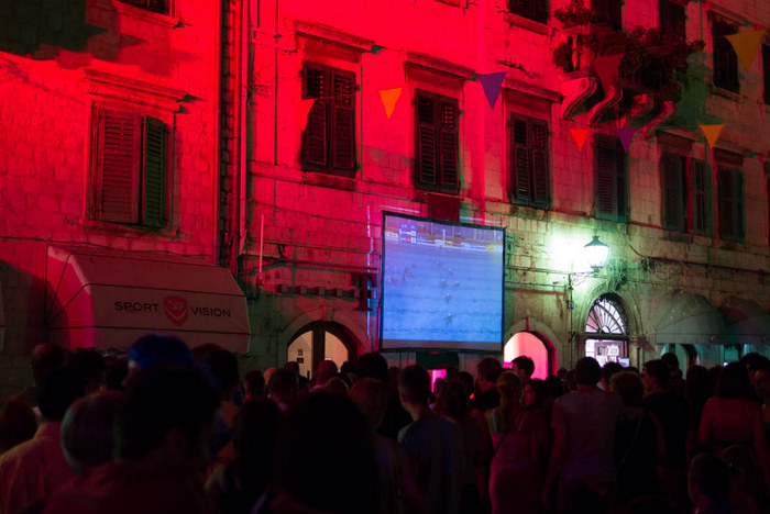 Жители города смотрят повтор трансляции чемпионата мира по ватерполо