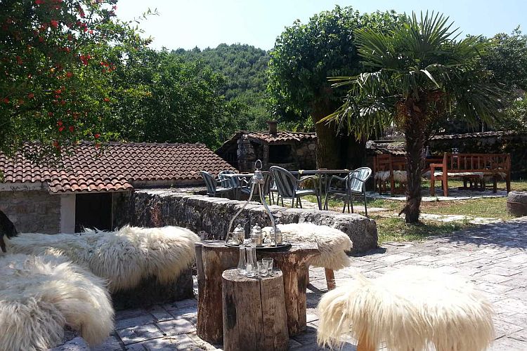 Зона отдыха в черногорском музее вина и ракии